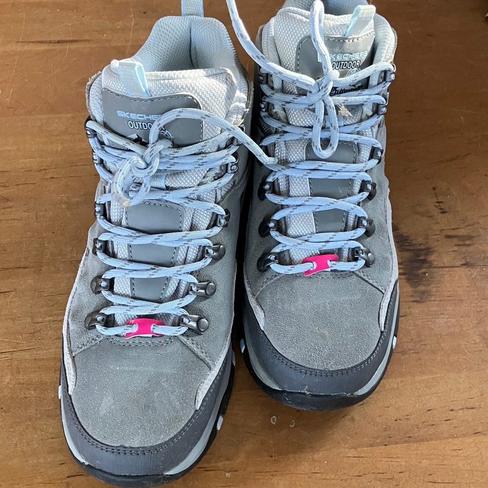 Skechers Women's Gray and Pink Athletic Shoes